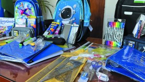 Río Negro compra y distribuye casi 41.000 kits escolares, con diferencias con sus cotizaciones