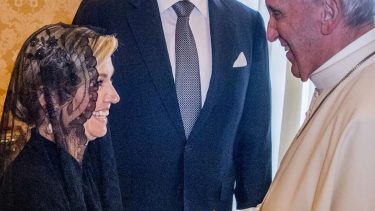 Por qué la reina Máxima no fue a la despedida del papa Francisco