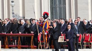 Javier Milei y la despedida al papa Francisco: esto hizo antes del velatorio, una revelación y su agenda tras el funeral en Roma