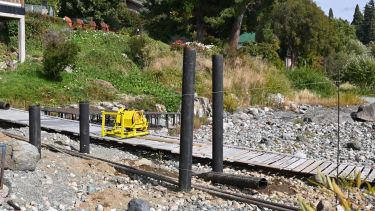 Las obras ya comenzaron sobre la costa, para aprovechar la bajante del  lago. (Alfredo Leiva)