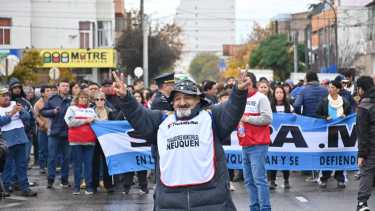 Los municipales que recibieron el aumento por decreto se reunirán el viernes en asamblea (foto Florencia Salto)
