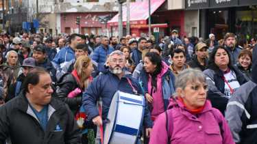 La asamblea de municipales marchó desde el gremio hasta el palacio municipal (foto Florencia Salto)