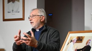 La iglesia de Neuquén despidió al papa: “El legado más grande de Francisco, es el llamado a la fraternidad”, dijo Croxatto