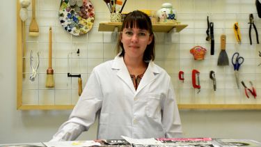 Magdalena García Barrese es restauradora del MNBA de Neuquén. Foto: Matías Subat