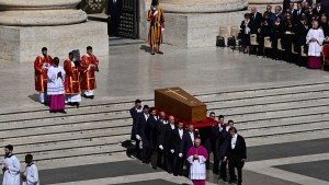 En 22 fotos, el emotivo adiós al papa Francisco: el funeral, el recorrido por Roma y la presencia de líderes del mundo
