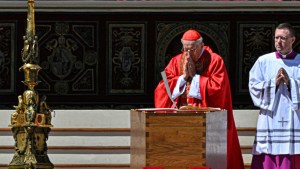 “Siempre nos recordó que nadie se salva solo”: el cardenal Re despidió al papa Francisco con una emotiva homilia