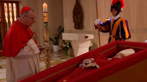 Los 4 símbolos que acompañarán al papa Francisco en su último viaje: tradición y significado