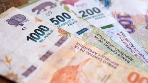 Dólar en baja, inversiones en pesos en alza: ¿qué conviene más, tasa fija o CER?