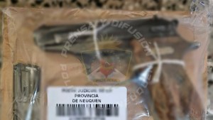 Amenazaban con un arma a una persona desde un auto y fueron sorprendidos en Neuquén