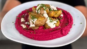 Tomá nota de esta receta facilísima: papines crocantes con crema de remolacha