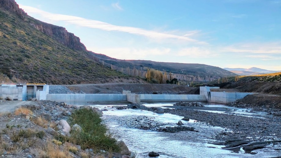 La represa multipropósito pretende generar energía y un área de riego en el río Nahueve (Gentileza AD)