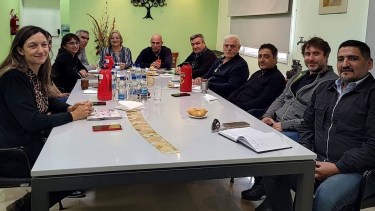 Intendentes y funcionarios de siete localidades de la Región Sur gestionan tener un plan de pavimento. Foto: gentileza