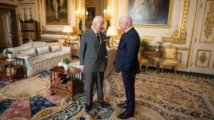 Los presidentes que viajarán a despedir al papa Francisco: el gesto que tuvo el rey Carlos III