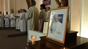 Emotiva misa por el papa Francisco en Roca: «Supo guiar a la iglesia con amor incondicional a los pobres» 