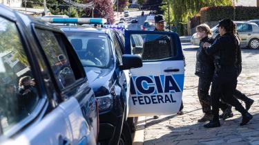 El traslado de las mujeres detenidas se hizo este jueves por la tarde desde las instalaciones de la Policía Federal hasta el juzgado federal de Bariloche. (foto gentileza)