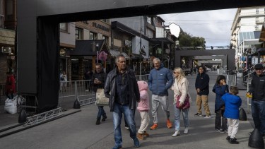 Scioli paseó por la Mitre como un turista más, en la previa de la Fiesta del Chocolate. (Marcelo Martínez)