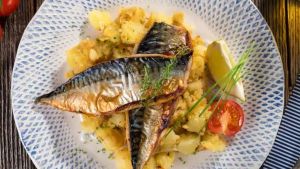 El plato ideal para este jueves y viernes santo: Caballa al horno con verduras