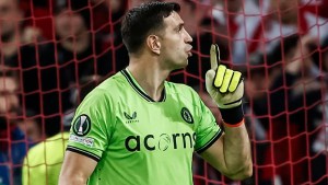 La visita de Dibu Martínez al PSG ya se palpita en Francia: «El arquero que amamos odiar»