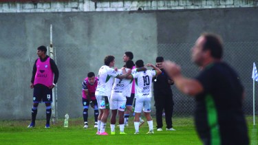 Villa Mitre fue letal en Viedma y goleó a Sol de Mayo. (Foto: Pablo Leguizamón)