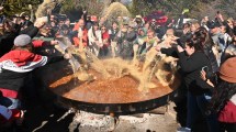 Imagen de La paella gigante de Villa Pehuenia Moquehue, así se disfrutó bajo el sol de otoño