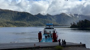 Cruzaron a Chile en barcaza y se sumergieron en un milagro de naturaleza: la Reserva Huilo Huilo
