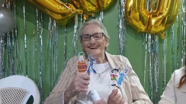 María cumplió 100 años, todavía se ríe con el Chavo y comparte su secreto de la vida eterna