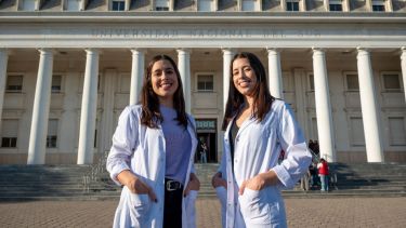 Son dupla, gemelas, colegas, se recibieron de médicas y quieren volver a su pueblo, Luis Beltrán, a dar lo mejor