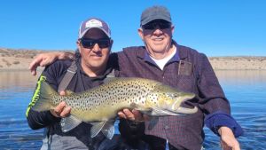 «Esto es un tesoro», llevó a su papá a Limay Medio a pescar las marrones migratorias y no lo olvidarán