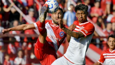 Estudiantes fue goleado por Argentinos 4-0, pero se quedó con el octavo lugar en la Zona A. 