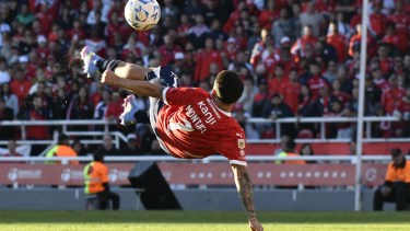 Santiago Montiel marcó el golazo de Independiente. Foto: FBaires.