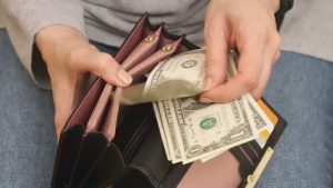 Dólar hoy en Neuquén y Río Negro: a cuánto cotizó cada banco y el dólar blue este viernes 16 de mayo