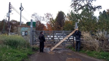 El  operativo que incluyó el desalojo de una veintena de vehículos. Foto: gentileza.