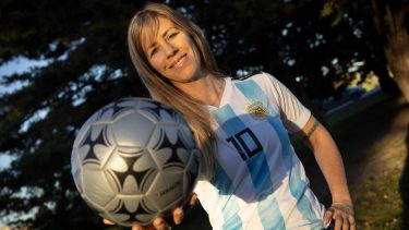 María Clara Mantilaro, la chica neuquina que hace 30 años marcó un precedente en la historia del fútbol femenino del país. Foto: Pablo Leguizamón