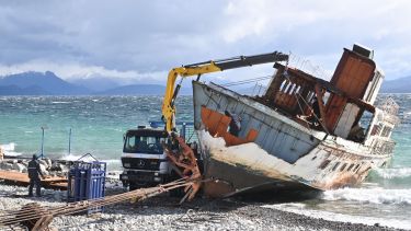 Intentan desarmar el Flecha del Plata en el Varadero de Parques Nacionales. Foto: Chino Leiva