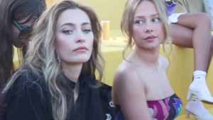 Paris Jackson y Ester Expósito se unieron en una sorpresiva colaboración