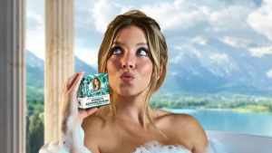 Sydney Sweeney vende un jabón hecho con el agua que usó para bañarse y cuenta a qué huele