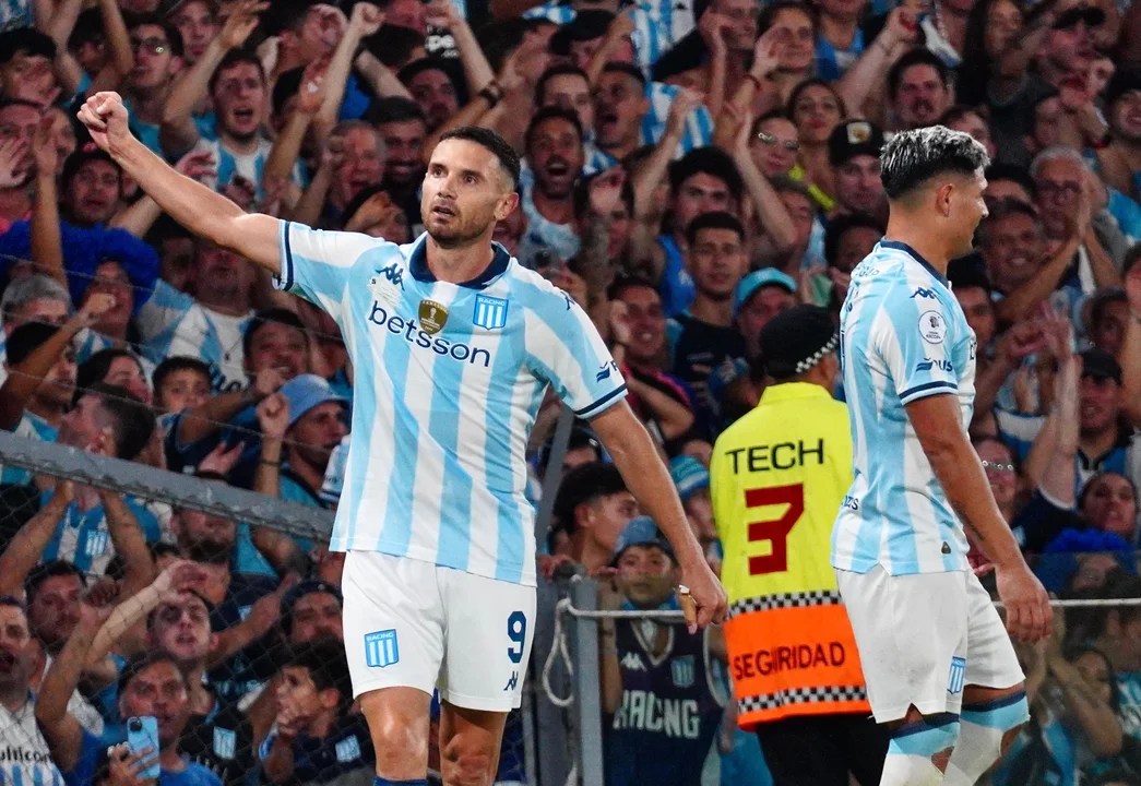 Racing va por la cima de su grupo en Colombia.