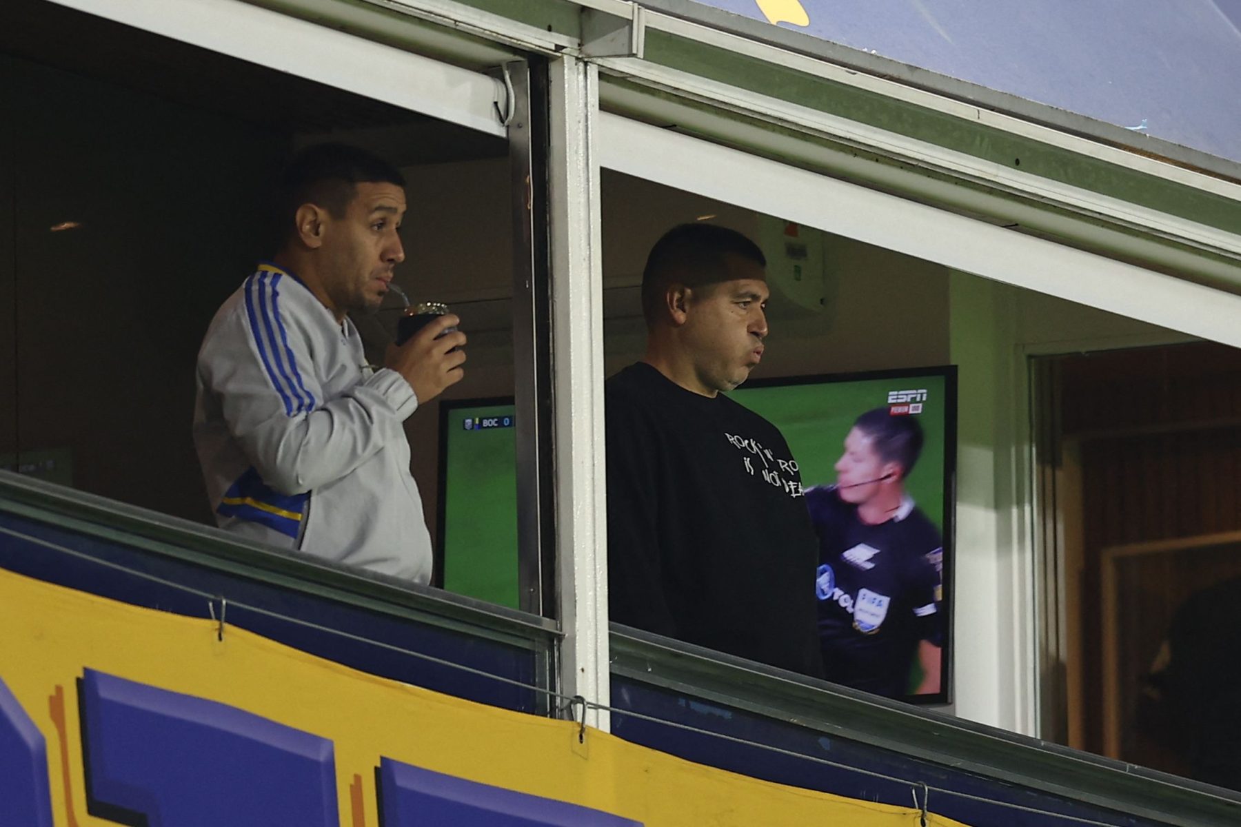 Ante la mirada de Riquelme, los hinchas de Boca insultaron a la comisión directiva