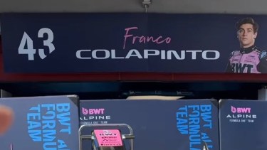 El cartel de Franco Colapinto con Alpine en los box del circuito de Imola.