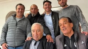 Carlos Bilardo recibió una visita que emocionó a los fanáticos de Estudiantes