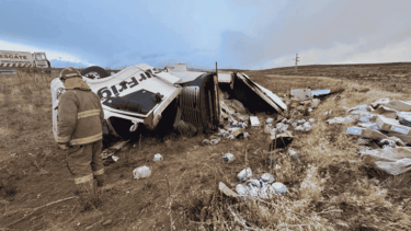 Video | Tras la tragedia, saquearon el camión del hombre de Roca que murió en la Ruta 40: impactantes imágenes