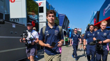 Esa remera que lucen Franco y los demás integrantes de Alpine tiene un costo de 82 euros.