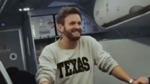 Axel cantó en un avión antes de su show en el Gran Rex y se volvió viral