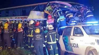 Al menos cuatro muertos en un choque entre un camión y un colectivo en la Ruta 3 de Buenos Aires