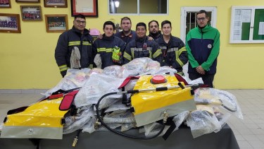 En Río Negro, combatientes recibieron apoyo de todo el país. Foto: gentileza Fundación de Bomberos Argentina. 
