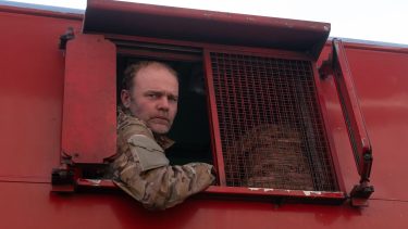 Jorge Sesán, maquinista. Montado a la locomotora que conducirá en el último episodio de El Eternauta para llegar a Capital. (Foto: Marcos Ludevid / Netflix ©2025)
