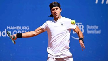 Etcheverry ganó el duelo entre argentinos y avanzó a cuartos en Hamburgo.