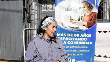 Inventó la «monocleta» para infancias en sillas de ruedas y rompió barreras en las aulas de Plottier