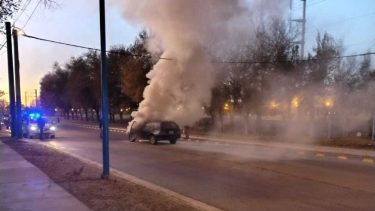 Video | Impresionante columna de humo por el incendio de un auto frente a la Universidad del Comahue en Roca