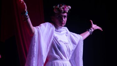 Teatro | En el día de los muertos, Laura Azcurra propone una noche con Frida, en Neuquén y Roca